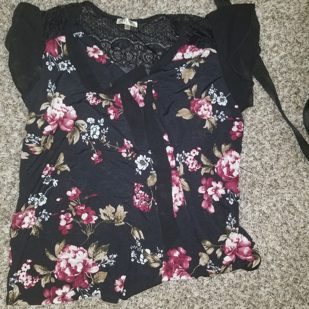 2x shirts (2 tops)